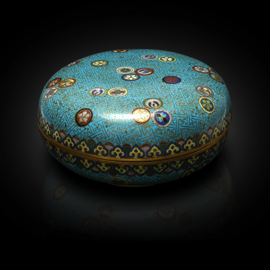 A GILT-BRONZE CLOISONNÉS ENAMEL BOX, JIAQING REIGN (1795-1820)