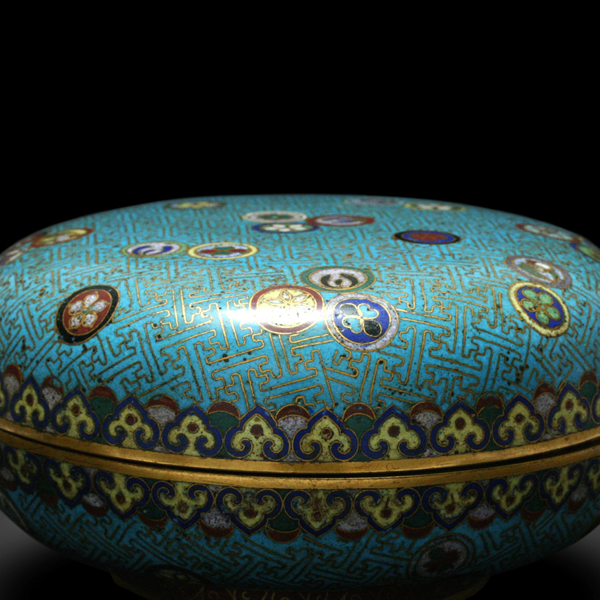 A GILT-BRONZE CLOISONNÉS ENAMEL BOX, JIAQING REIGN (1795-1820)