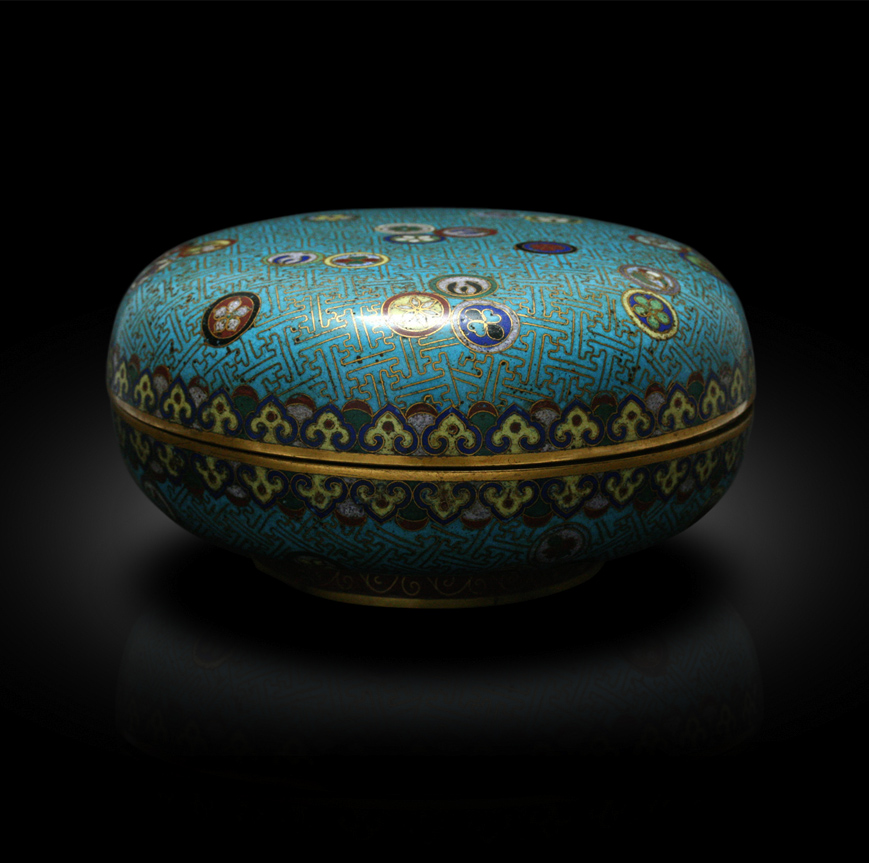 A GILT-BRONZE CLOISONNÉS ENAMEL BOX, JIAQING REIGN (1795-1820)