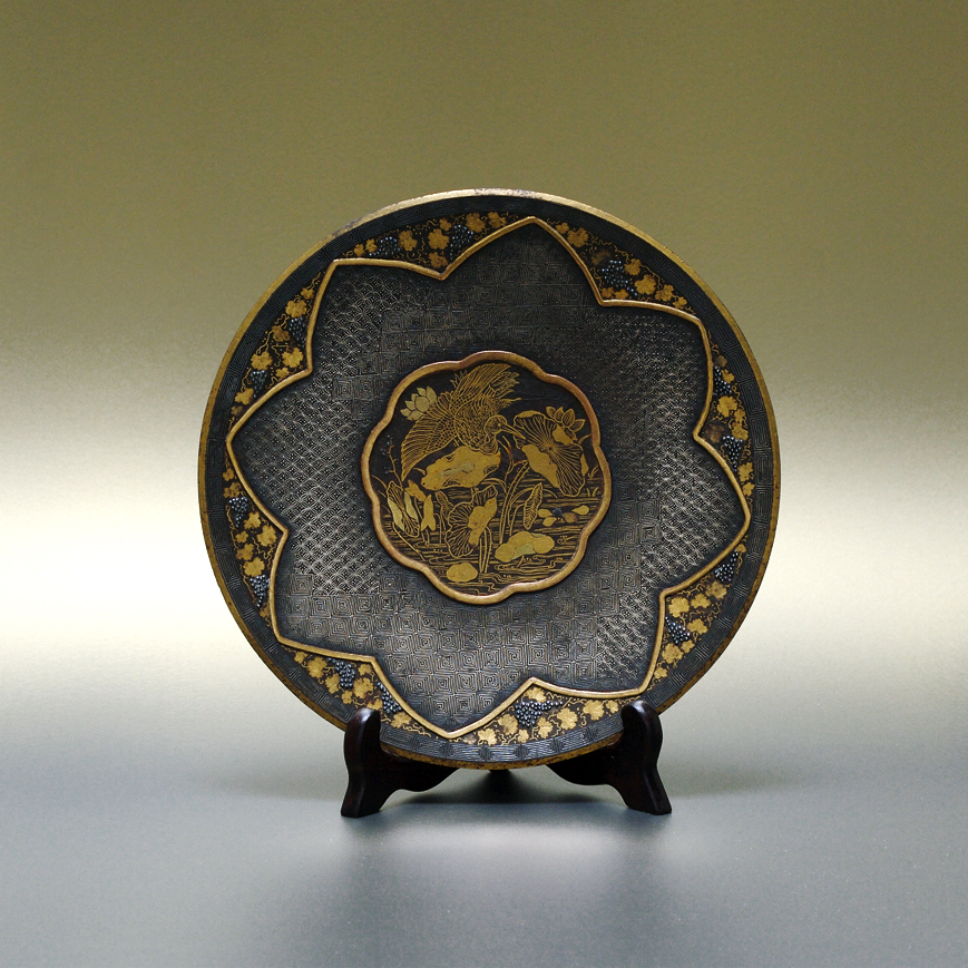 SILVER AND GOLD INLAID IRON DISH SIGNED MORIGUCHI, LATE 19TH