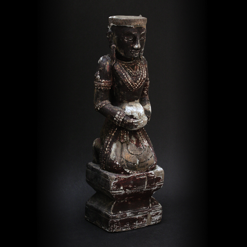 STATUETTE DE BHIKKHUNI EN BOIS LAQUÉ, SHAN-BIRMANIE XVIII-XIXe