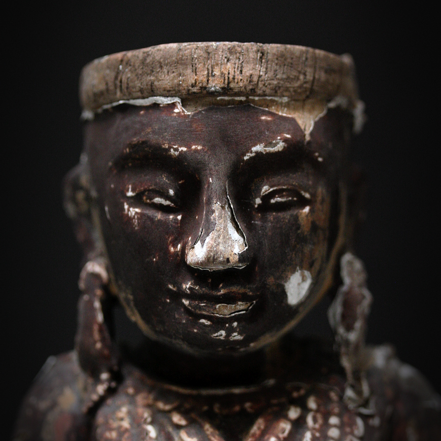 STATUETTE DE BHIKKHUNI EN BOIS LAQUÉ, SHAN-BIRMANIE XVIII-XIXe