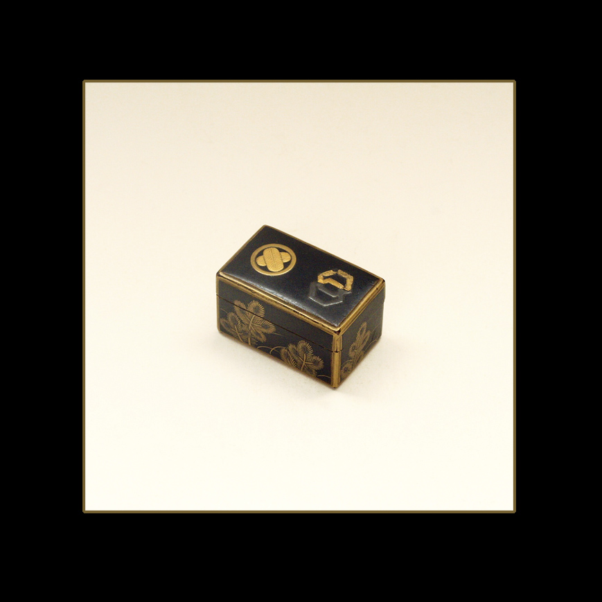 A RARE BLACK LACQUER HAKO NETSUKE SIGNED JOKASAI, 19TH CENTURY